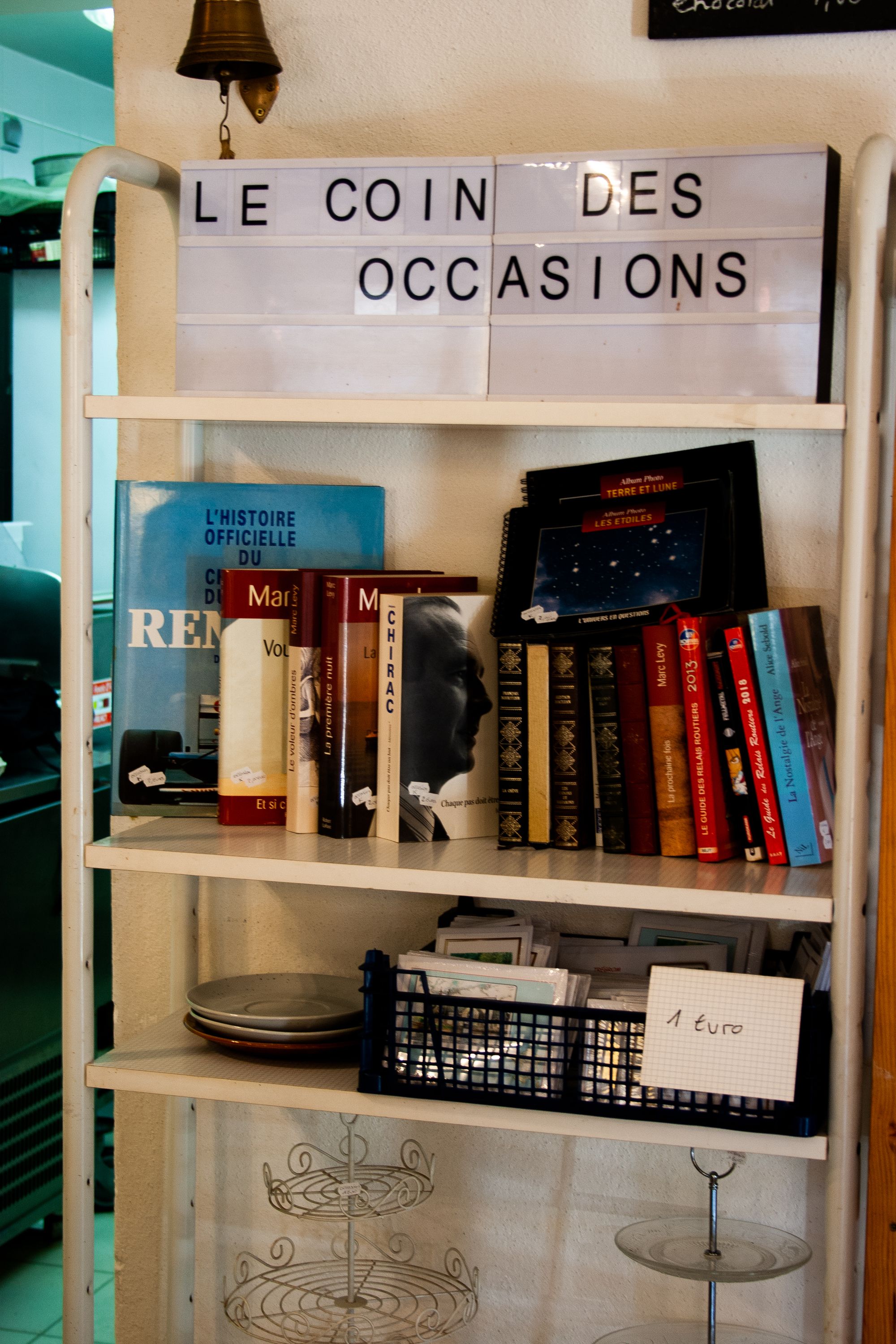 Au Relais du Léguer à Trégrom, Carine et Alain ont mis en place un "coin des occasions".
